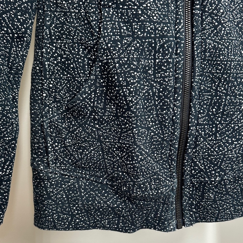 Lululemon Scuba‎ Hoodie Light Cotton Fleece
Night View White Black - Picture 6 of 12